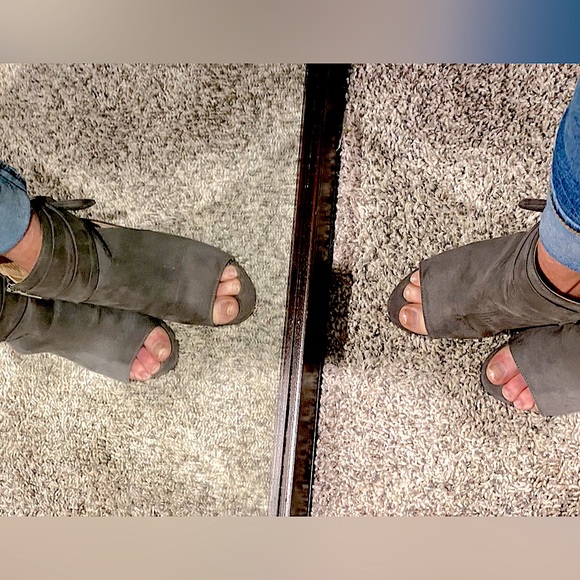 9 West heeled zip booties with bow - Picture 2 of 9